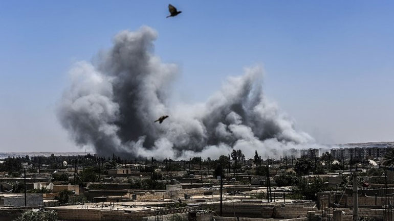 Συρία: Τουλάχιστον 18 άμαχοι νεκροί από αεροπορική επιδρομή στη Ράκα