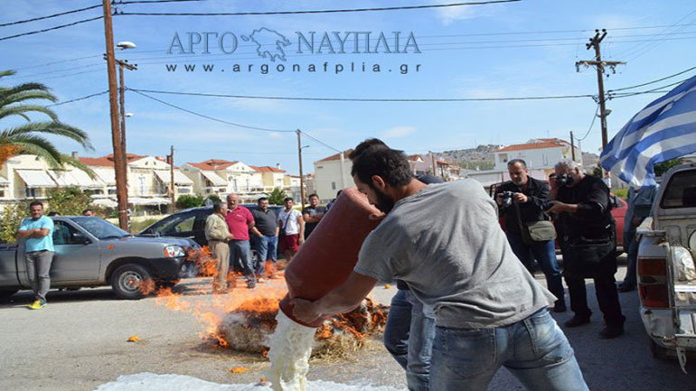 Έχυσαν γάλα και πέταξαν ντομάτες οι αγροτο-κτηνοτρόφοι στην Αργολίδα