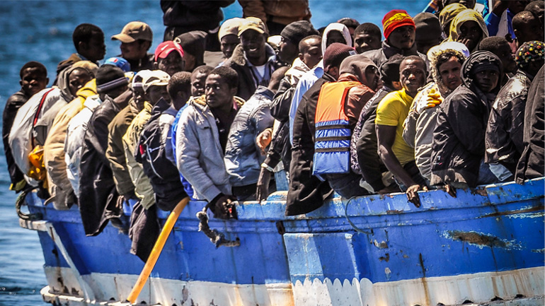 Ιταλία-ΕΕ: Ο Ιταλός υπ. Εσωτερικών Μάρκο Μινίτι και ο Ευρωπαίος επίτροπος Δημήτρης Αβραμόπουλος στη Λαμπεντούζα