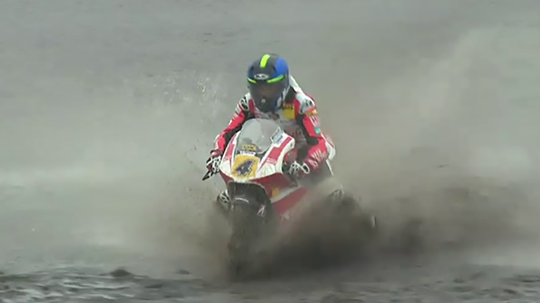 Τι ασφάλτινη πίστα, τι λάσπη;