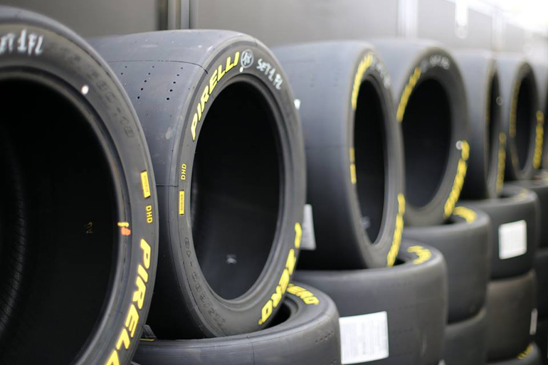 Ανάλογα με τον αγώνα, τις καιρικές συνθήκες και το οδόστρωμα γίνεται και η σωστή επιλογή ελαστικού, πιέσεων γωνίας κάμπερ κ.λπ.