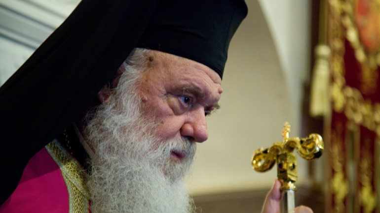 Την απόσυρση του νομοσχεδίου για την αλλαγή φύλλου στα 15 έτη ζητεί ο Ιερώνυμος