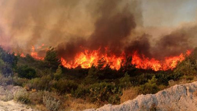 Κρήτη: Πυρκαγιά σε χωριό του Ηρακλείου – Επί ποδός η Πυροσβεστική
