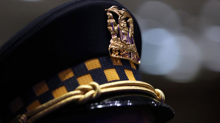 Οι αστυνομικοί του Σικάγο πίνουν καφέ με τους πολίτες για να ανακτήσουν την εμπιστοσύνη τους