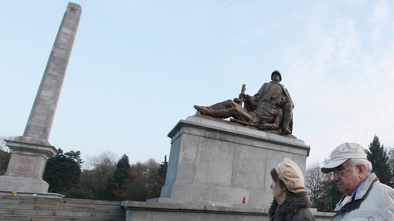 Βανδαλισμοί σοβιετικών μνημείων στην Πολωνία