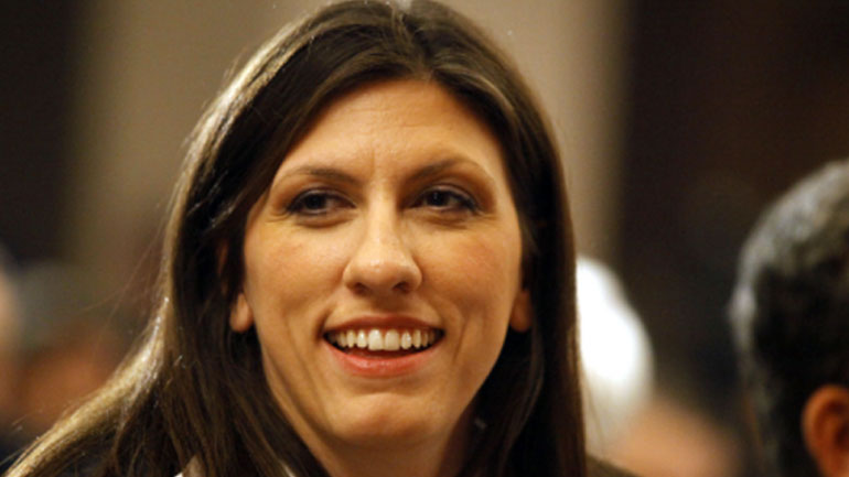 Η Zωή Κωνσταντοπούλου σηκώνει την μπάρα των διοδίων και περνάει χωρίς να πληρώσει