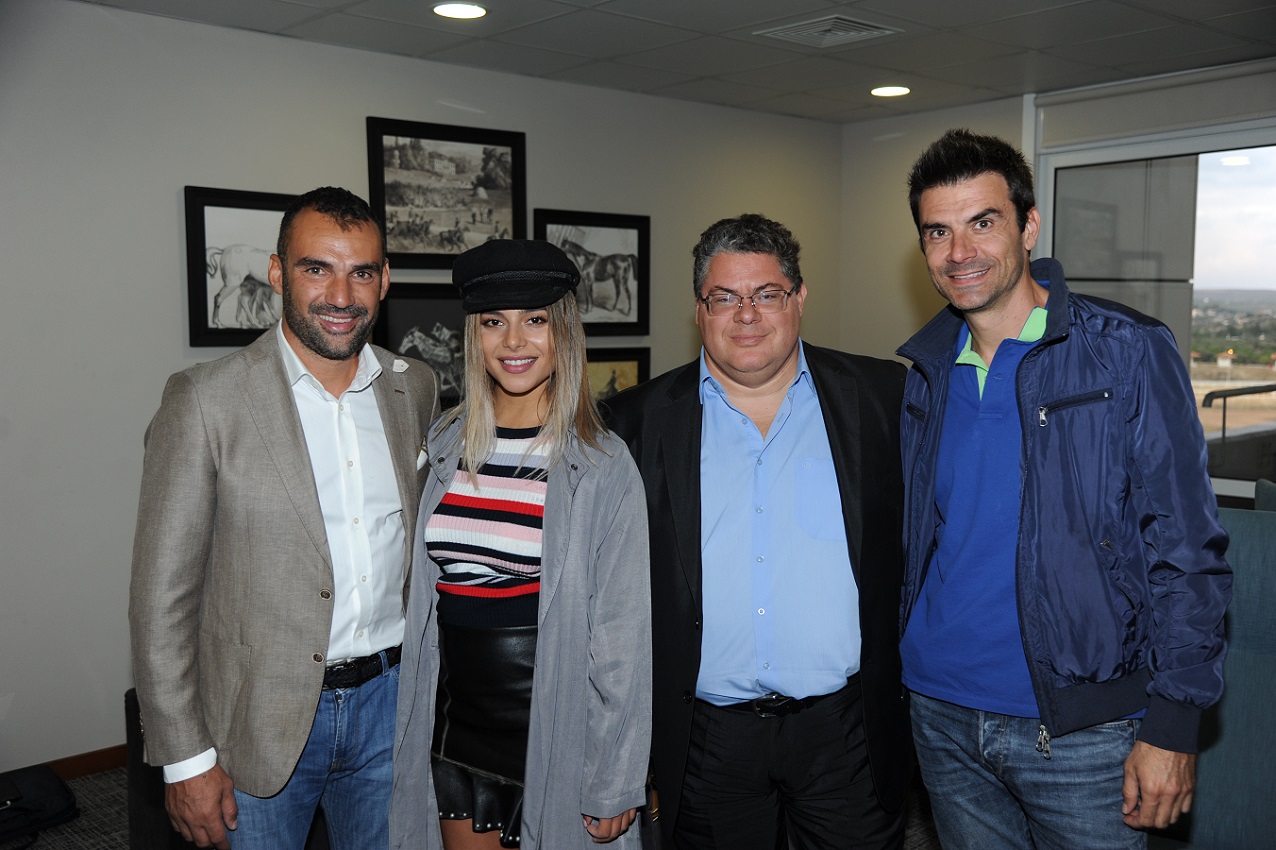Ο πρώην διεθνής ποδοσφαιριστής Λάμπρος Χούτος, η τραγουδίστρια Ελευθερία Ελευθερίου, ο Chief Operating Officer της Ιπποδρομίες ΑΕ, Κώστας Αλεξόπουλος, και ο επαγγελματίας οδηγός αγώνων ράλι Λάμπρος Αθανασούλας 