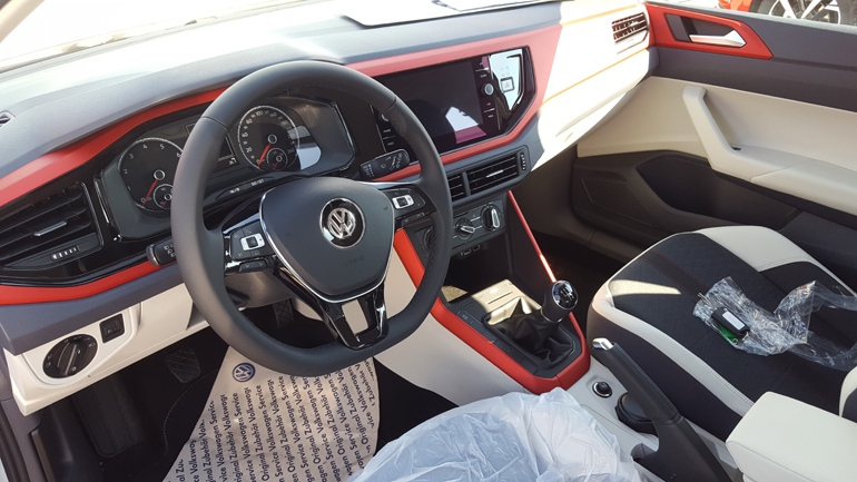 To αναβαθμισμένο εσωτερικό του γερμανικού μοντέλου είναι διαθέσιμο και σε διχρωμία