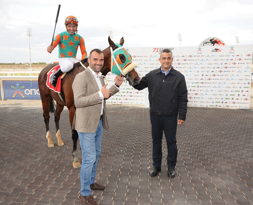 Ο πρώην διεθνής ποδοσφαιριστής Λάµπρος Χούτος με τον προπονητή Χρήστο Χαραλάμπου και τον αναβάτη Δημήτρη Δρόσο, νικητή της 1ης ιπποδρομίας στο πρόγραμμα της Παρασκευής 29 Οκτωβρίου 2017