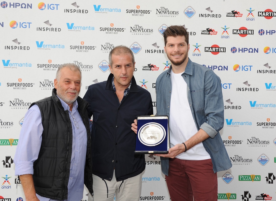 Ο τραγουδιστής Λούκας Γιώρκας απονέμει το έπαθλο ΑΛΚΗΣΤΗΣ στον εκπρόσωπο της ιδιοκτησίας του νικητή ίππου ΤΕΛ Ε ΣΤΟΡΥ, Σωτήρη Ρούσση, και τον προπονητή Νίκο Καλογερόπουλο (Παρασκευή 29/10)