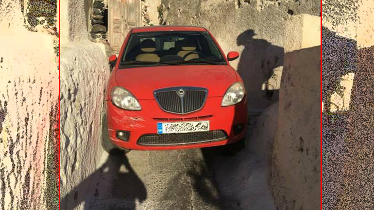 Σφήνωσε… στα σοκάκια της Σαντορίνης