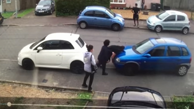 Σήκωσε το αυτοκίνητο στα χέρια!