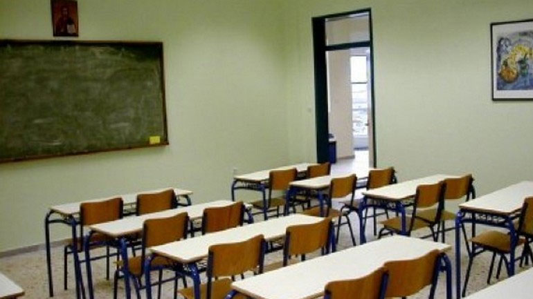 Αλεξανδρούπολη: Εκπαιδευτικός κλείδωσε μαθητές στην τάξη, τους πετούσε βιβλία και αναποδογύριζε θρανία