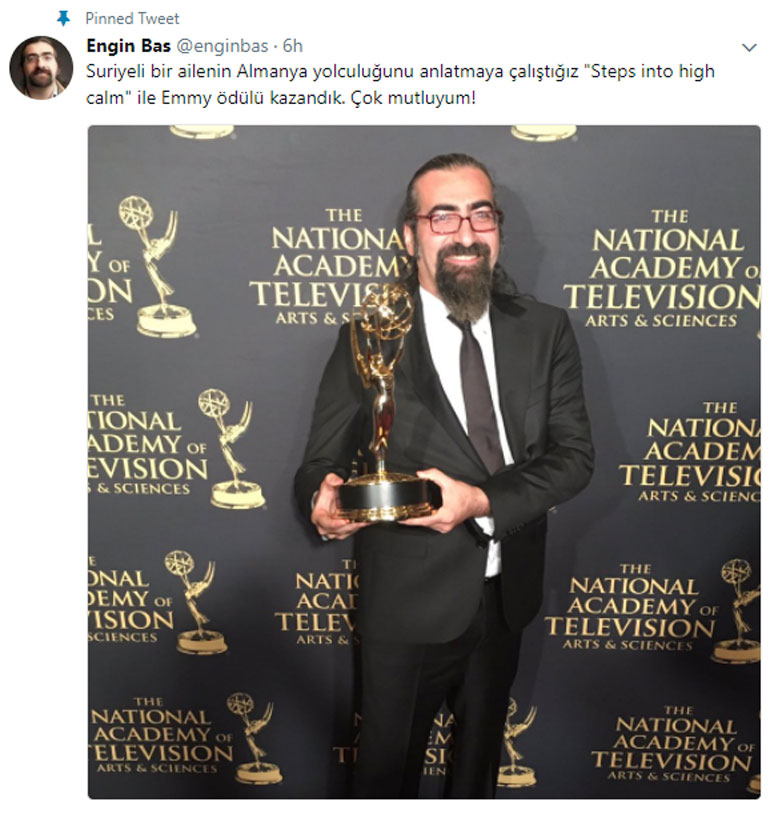 Φωτογραφία του Engin Bas με το βραβείο Emmy