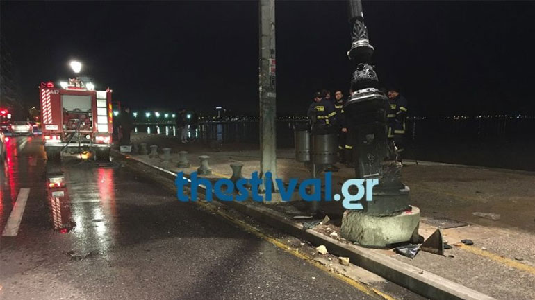 Θεσσαλονίκη: Βουτιά αυτοκινήτου στα νερά του Θερμαϊκού – Σώος βγήκε ο 23χρονος οδηγός Θεσσαλονίκη: Βουτιά αυτοκινήτου στα νερά του Θερμαϊκού – Σώος βγήκε ο 23χρονος οδηγός