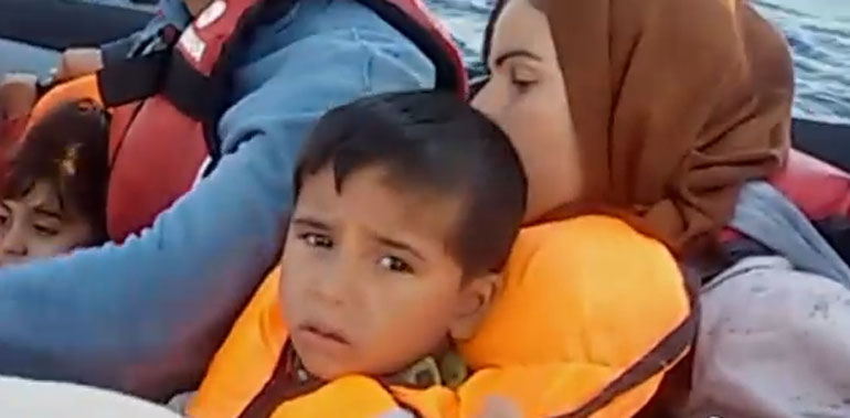 Ο Humidegh στην αγκαλιά της μητέρας του μέσα σε βάρκα 