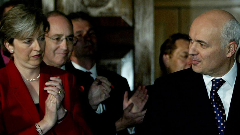 Βρετανία: Οι Tories βγάζουν τα μαχαίρια τους για την Τερέζα Μέι