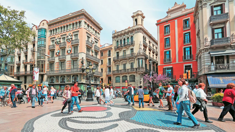 Καταλονία: Πρώτο θύμα της πολιτικής αβεβαιότητας ο τουρισμός της Βαρκελώνης