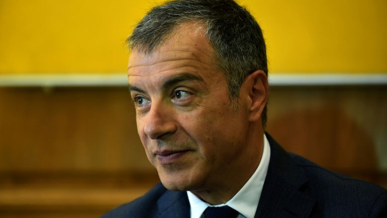 Σ. Θεοδωράκης:  «Οι Μητροπολίτες φορούν ράσα και όχι τηβέννους»