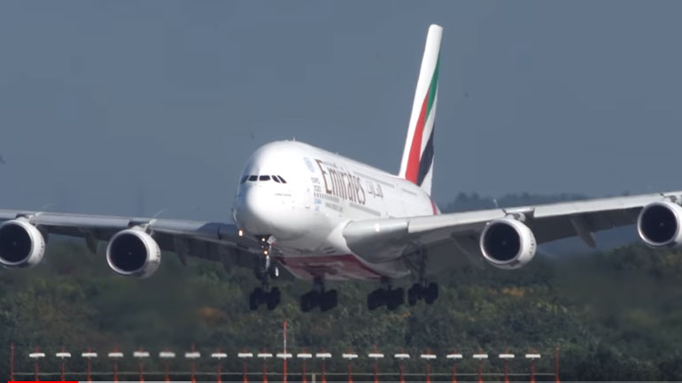 Απίστευτο βίντεο με Airbus στη Γερμανία που το «παίρνει ο αέρας»
