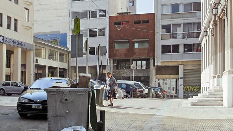 Η πλατεία Θεάτρου, ξεχασμένη και σαφώς υποβαθμισμένη, συνεχίζει να αποτελεί πόλο έλξης για πολλούς επενδυτές