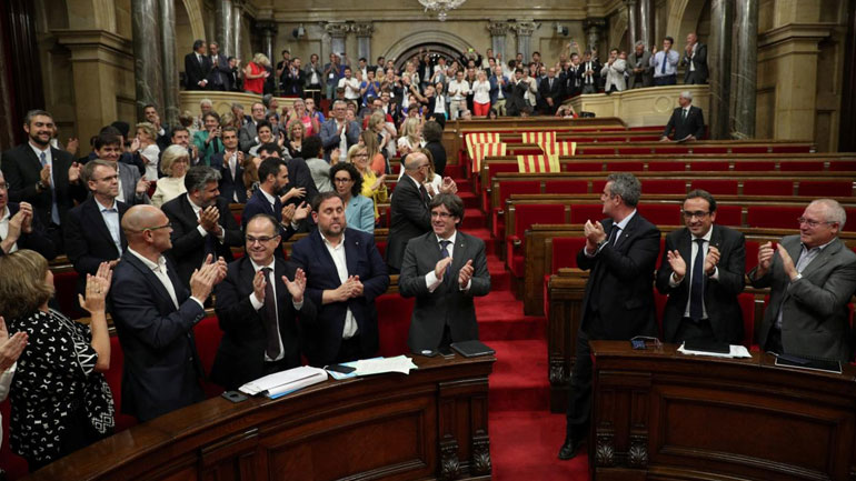 Το κοινοβούλιο της Καταλονίας αψηφά τις πιέσεις της Μαδρίτης
