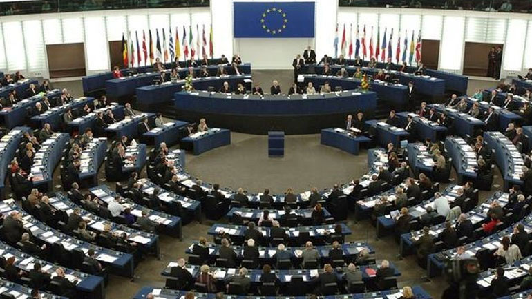 Ερώτηση Παπαδημούλη – Κούλογλου στην Κομισιόν για τους εθνικιστικούς χάρτες στα σχολικά βιβλία της Αλβανίας