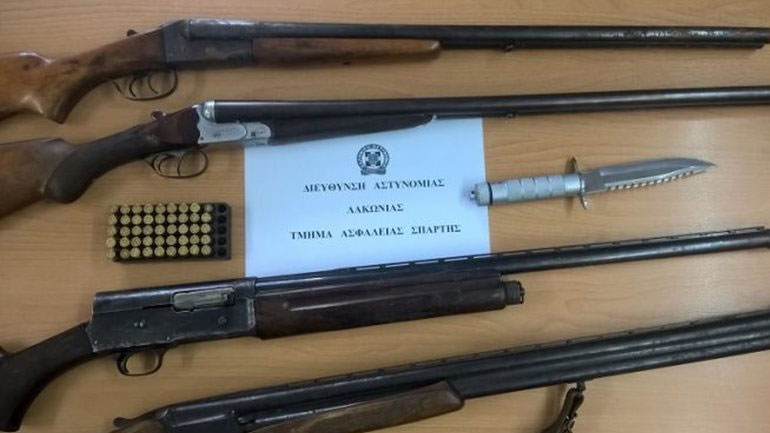 Χειροπέδες για κλεμμένα κυνηγετικά όπλα σε 45χρονο στη Σπάρτη