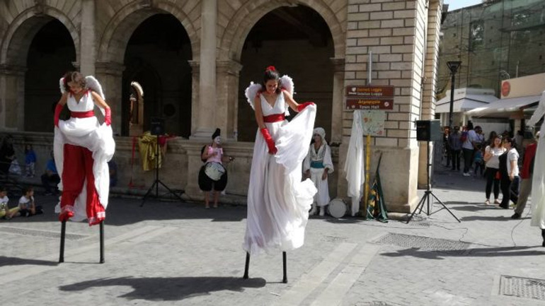 Ηράκλειο: Εντυπωσίασαν τους περαστικούς Ιταλοί καλλιτέχνες δρόμου