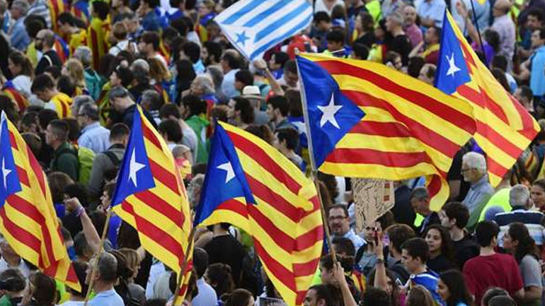 Δεκάδες χιλιάδες Ισπανοί στους δρόμους υπέρ του «διαλόγου» και της «ενότητας»