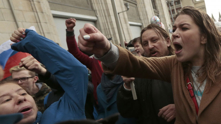 Ρωσία: Τουλάχιστον 270 συλλήψεις κατά τη διάρκεια διαδηλώσεων ανήμερα των γενεθλίων του προέδρου Πούτιν