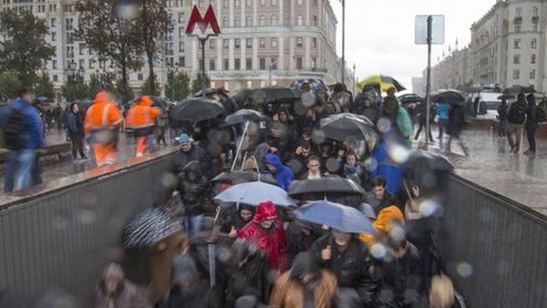 Συλλήψεις και διαμαρτυρίες στη Ρωσία στα γενέθλια του Πούτιν