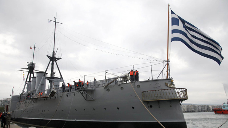 Λαμπρή υποδοχή για το θωρηκτό Αβέρωφ στο λιμάνι της Θεσσαλονίκης