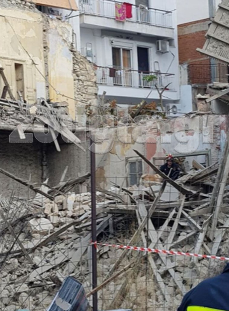 Έρευνες στα συντρίμμια του κτηρίου πραγματοποιούν τα σωστικά συνεργεία