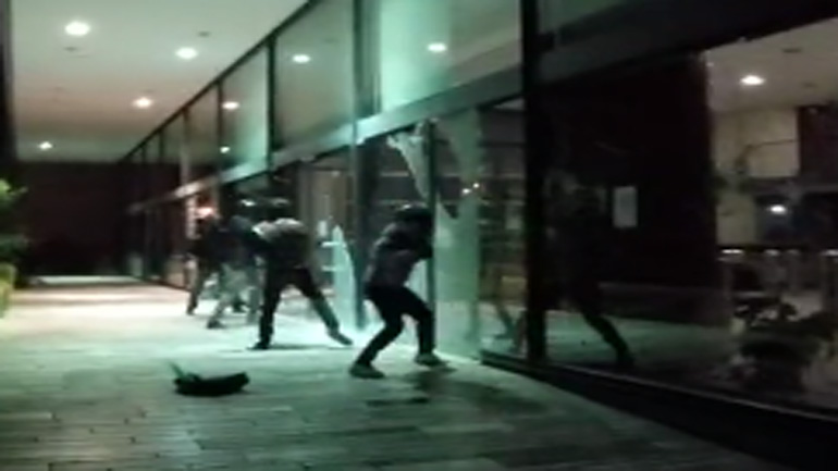 Ρουβίκωνας: Με βαριοπούλες κατά του ΚΕΠΥΟ