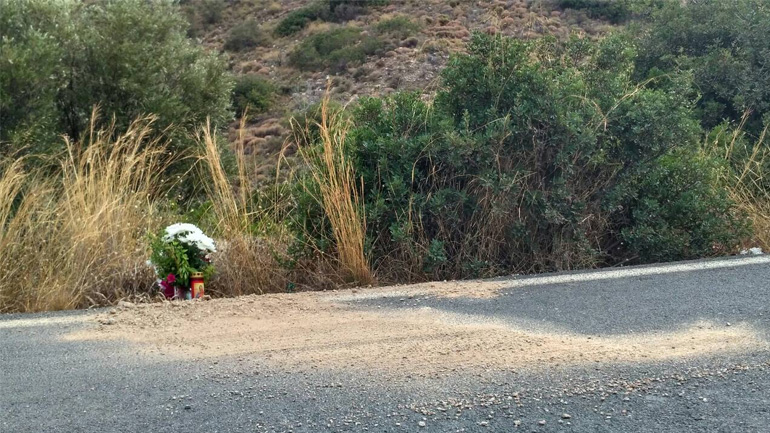 Λουλούδια άφησαν στο σημείο που δολοφονήθηκε ο άτυχος καρδιολόγος