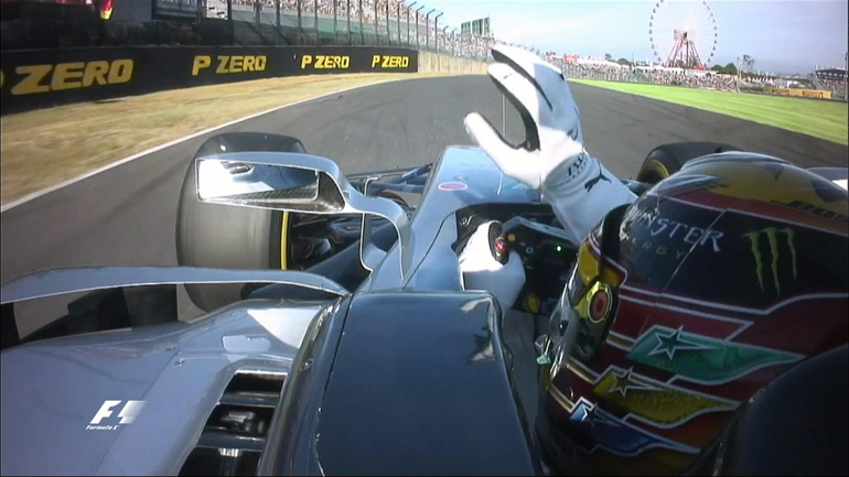 Ο Hamilton χαιρετά του φίλους της Formula 1