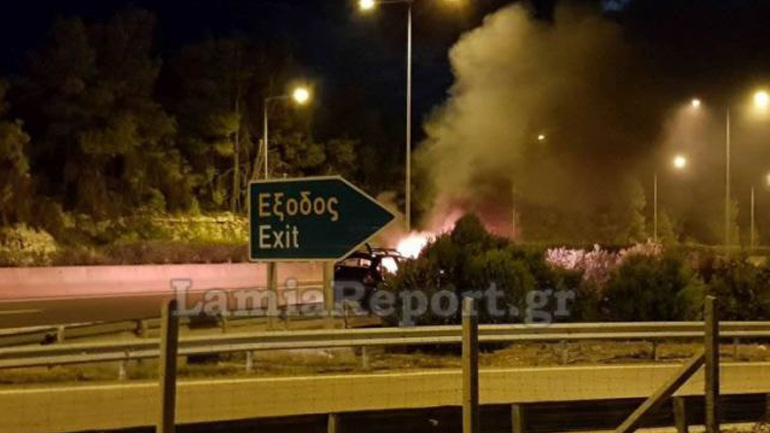 Βίντεο: Στις φλόγες τυλίχτηκε αυτοκίνητο στην Ε.Ο. Αθηνών-Λαμίας