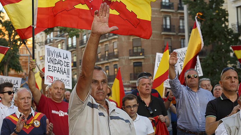 Ισπανία: Φασιστικοί χαιρετισμοί σε διαδήλωση υπέρ της ενότητας Ισπανία: Φασιστικοί χαιρετισμοί σε διαδήλωση υπέρ της ενότητας