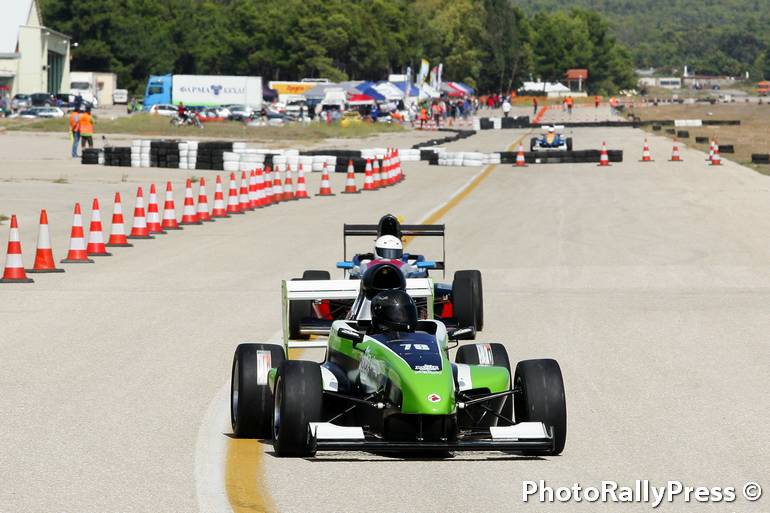 Ο δέκα φορές πρωταθλητής μοτοσυκλέτας (!) Σάκης Συνιώρης κέρδισε τον δεύτερο αγώνα της κατηγορίας Formula