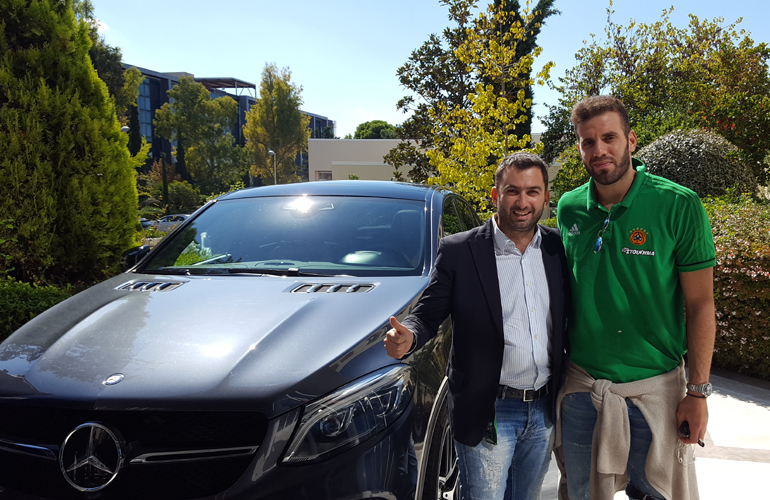 Ο υπογράφων (Βασίλης Σαρημπαλίδης) με τον Νίκο Παππά δίπλα σε ένα από τα... τέρατα της Mercedes που φέρουν τα διακριτικά AMG