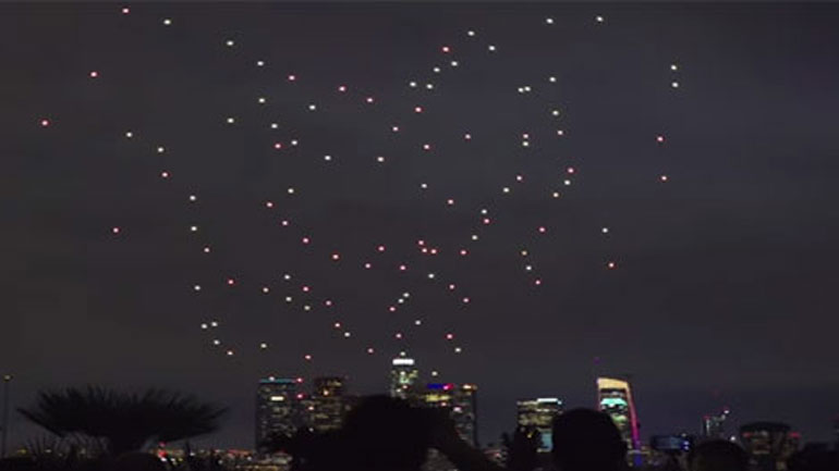 Φαντασμαγορικό σόου στον ουρανό του Λος Άντζελες από 300 drones