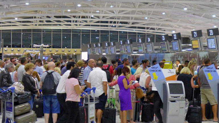 «Έμφραγμα» στο αεροδρόμιο Λάρνακας, λόγω του νέου συστήματος ελέγχου διαβατηρίων