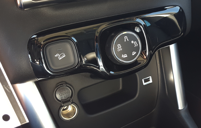 Ο περιστροφικός διακόπτης (grip control) βοηθά τον οδηγό στην οδήγηση δύσβατων σημείων (χώμα, χιόνι κ.λπ.)...