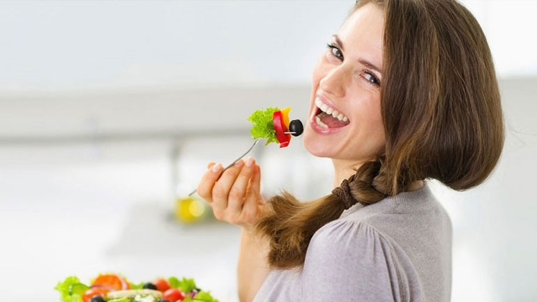 Ποιες τροφές μας ομορφαίνουν ανάλογα με την ηλικία μας;