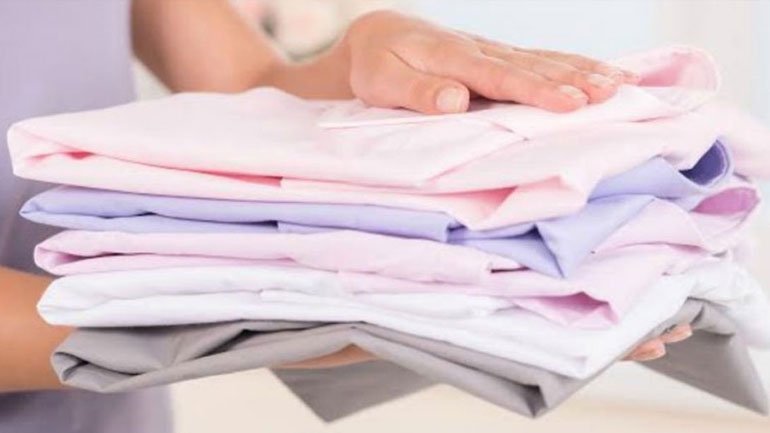 Πώς να εξαφανίσετε τις ζάρες από τα ρούχα σας χωρίς να τα σιδερώσετε