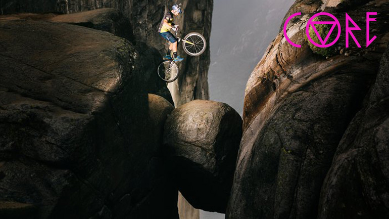 Drop in με mountain bike που κόβει την ανάσα