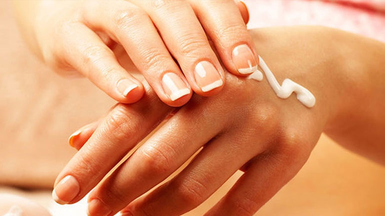 Πώς θα μειώσεις τις κηλίδες στα χέρια με τον πιο φυσικό και ανέξοδο τρόπο;