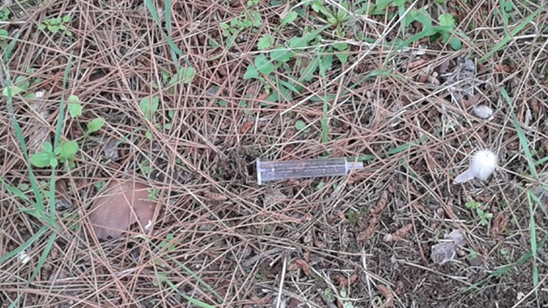 Ιωάννινα: Βρέθηκαν σύριγγες σε αυλή Δημοτικού