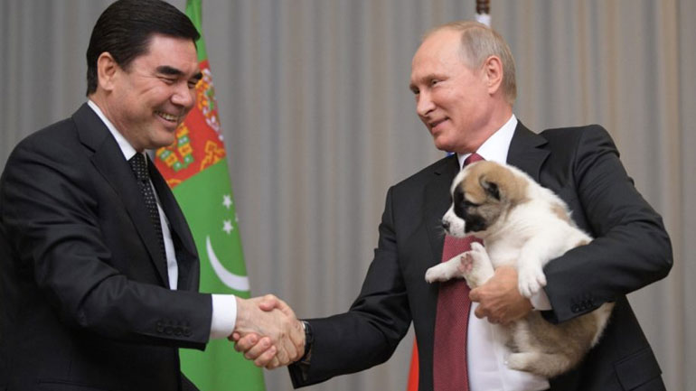 Ρωσία: Ο πρόεδρος του Τουρκμενιστάν έκανε δώρο στον Πούτιν ένα κουταβάκι για τα γενέθλιά του
